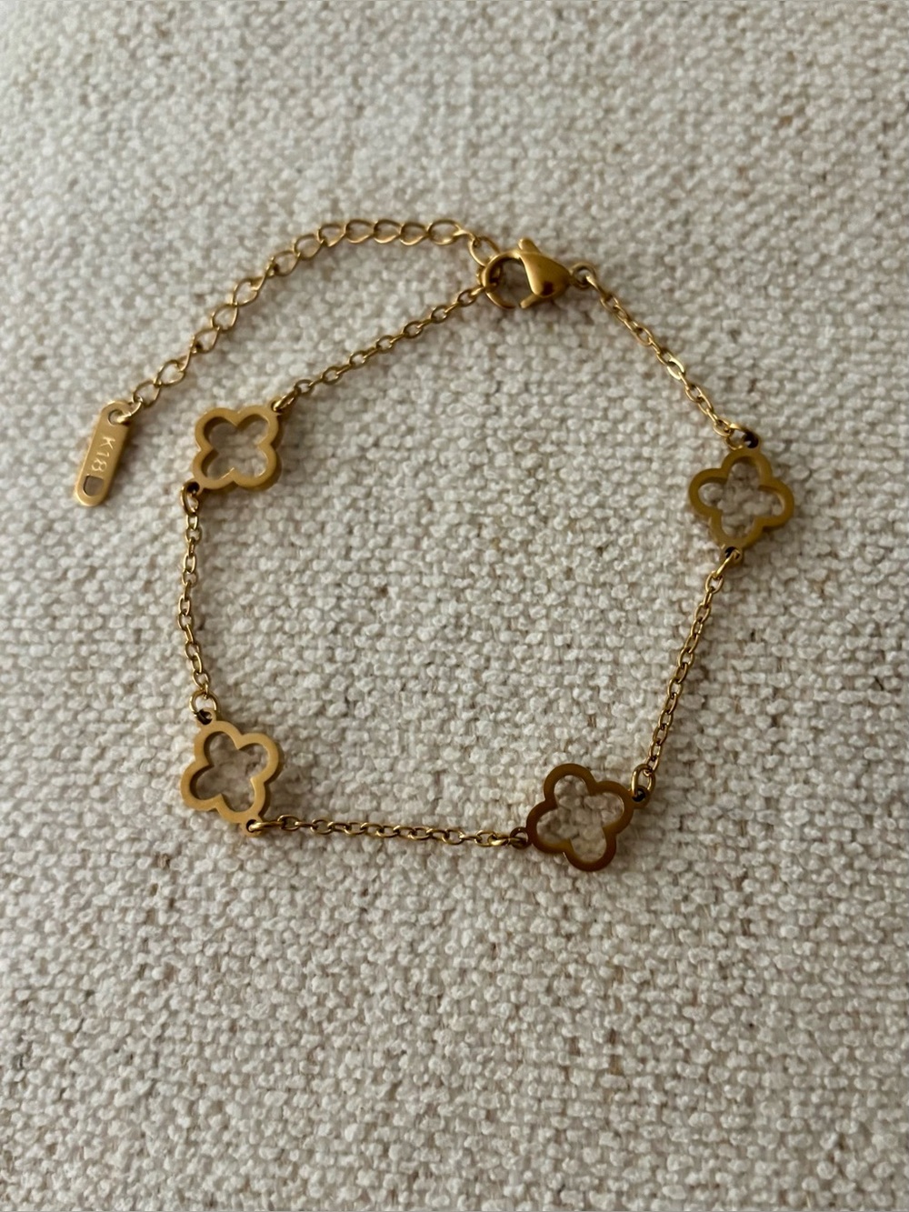 Elegant Gold Clover Bracelet - Picture 5 of 5
